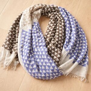 🩷 Geometric Patterned Scarf in Blue and Brown